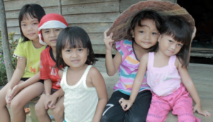 笑顔で過ごす子どもたち